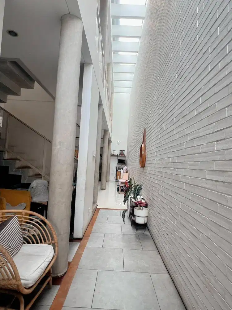 RUMAH MODERN SEMI FURNISH DENGAN SKYLIGHT, 200 METER KE JALAN BUAHBATU