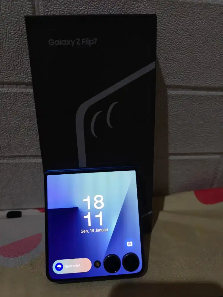 SAMSUNG Z FLIP 7 RAM 12/256 MULUS LENGKAP MASIH GARANSI