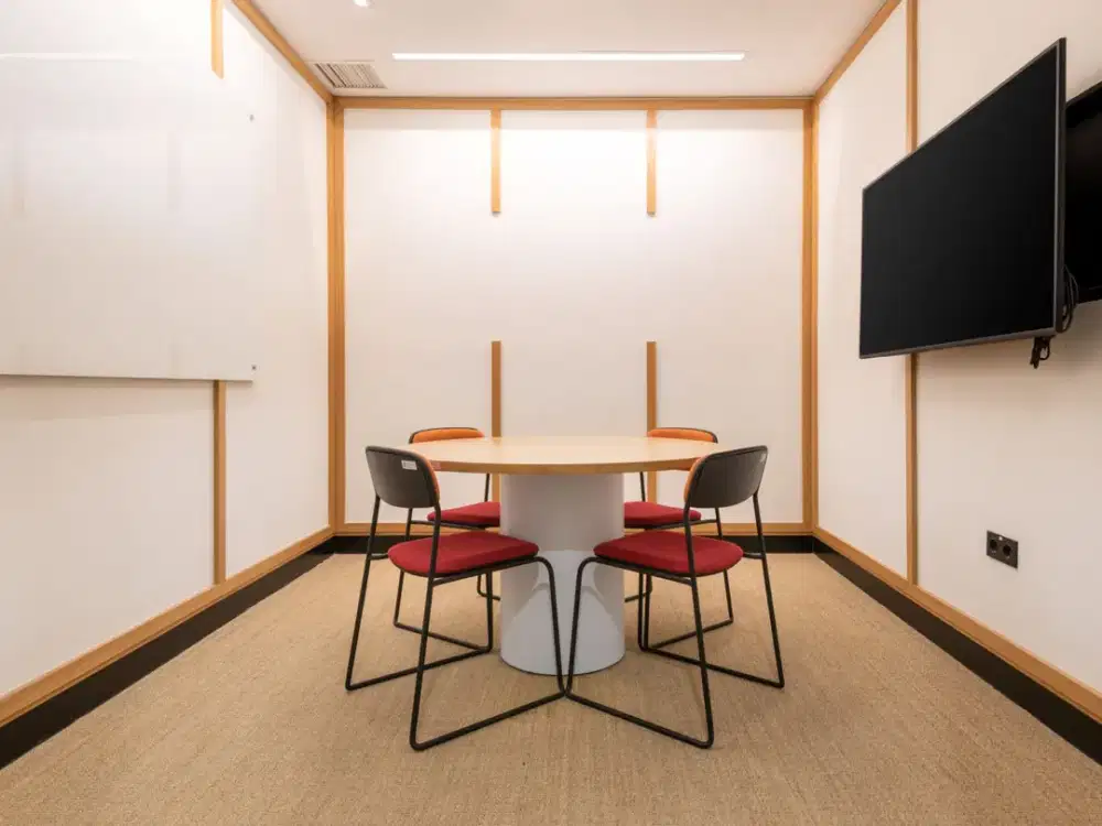 Regus - Jakarta South Quarter (Kantor Pribadi 5 orang)