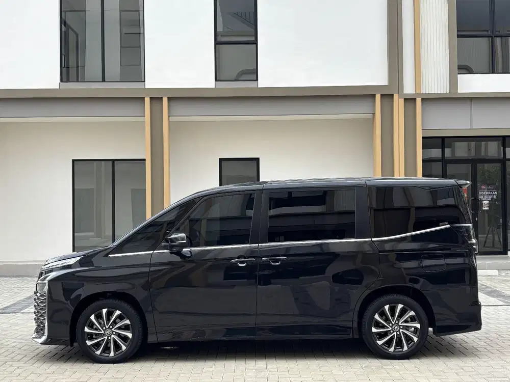 Toyota Voxy 2023 Bensin