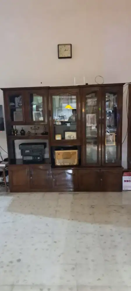 Buffed Lemari Pajangan