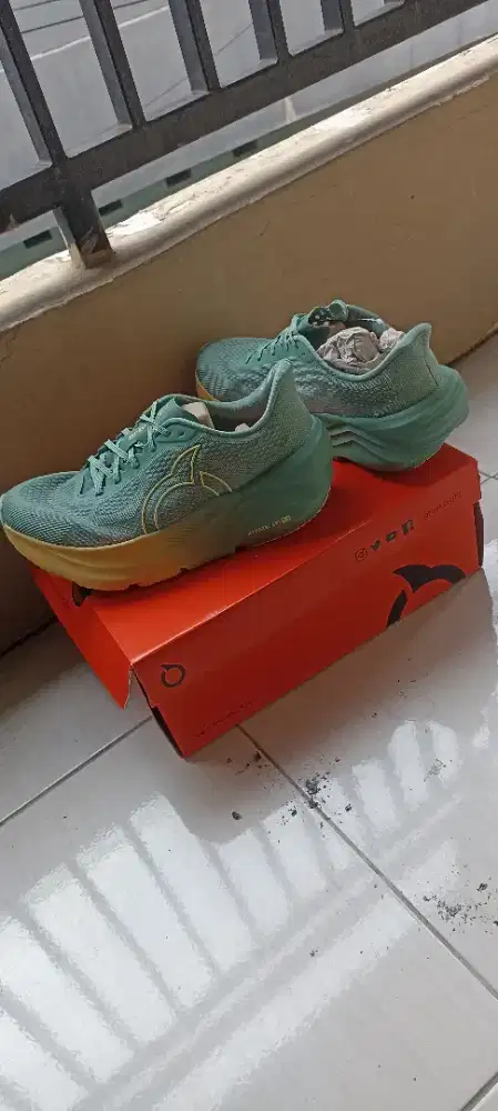 Sepatu running masih gress