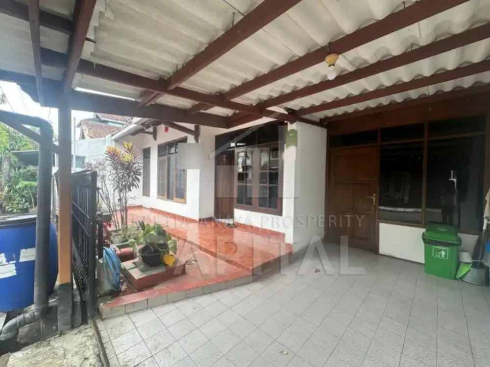 RUMAH TERAWAT SIAP HUNI DI JALAN PLUTO KOMPLEK MARGAHAYU METRO SOEKARNO HATTA
