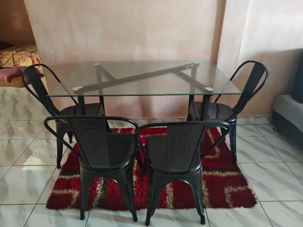 Meja makan 4 kursi