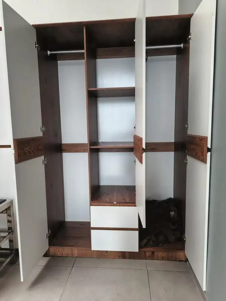 Lemari pakaian kayu minimalis