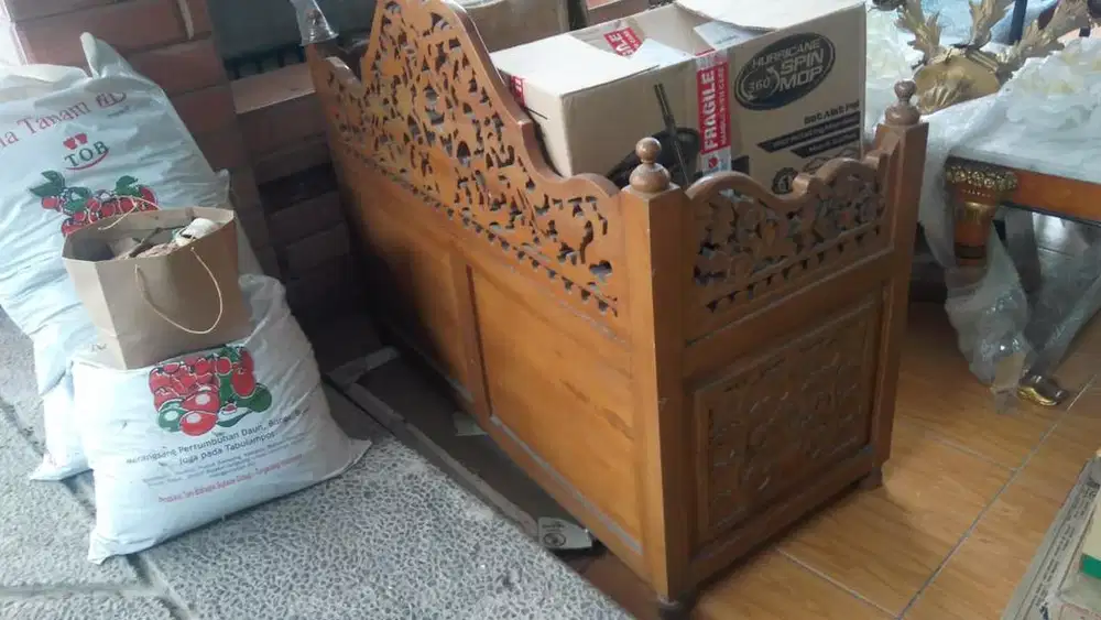 Amben ukir kecil berlaci