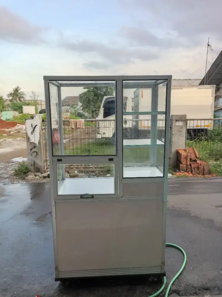 Etalase second layak pakai