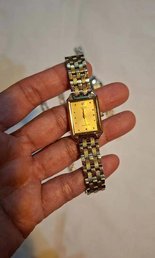 Jam Tangan Wanita  Timeless Gold: Citizen Vintage Quartz 'Tank' Editi