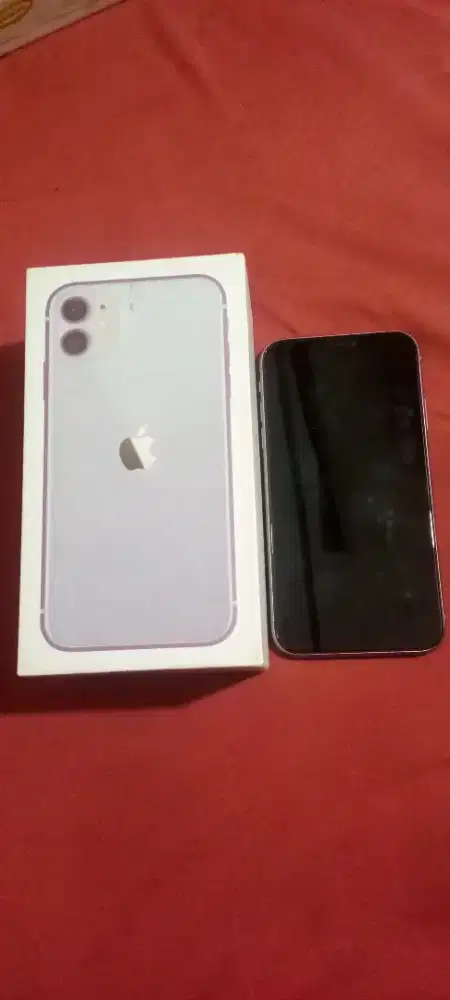 IP 11 second. Ada charger dan kotak. Body dan suara masih oke