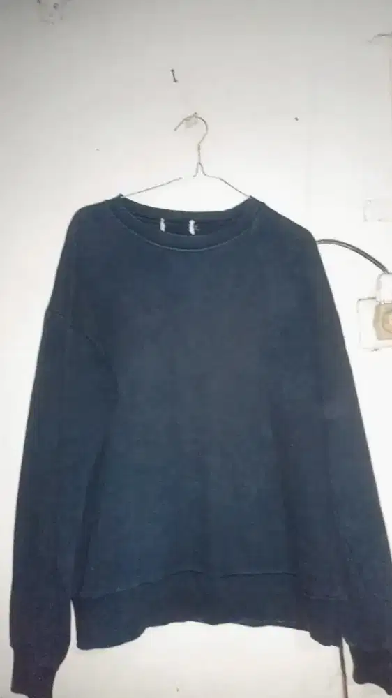 Switer hitam oversize