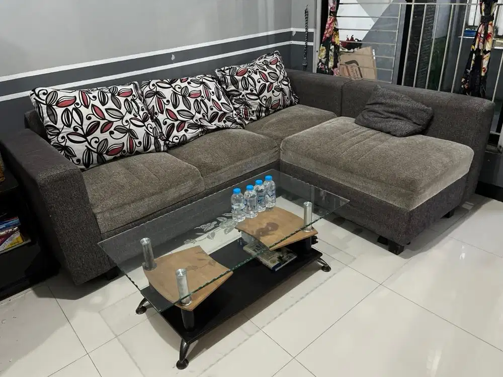sofa L bekas lengkap meja kaca tebel