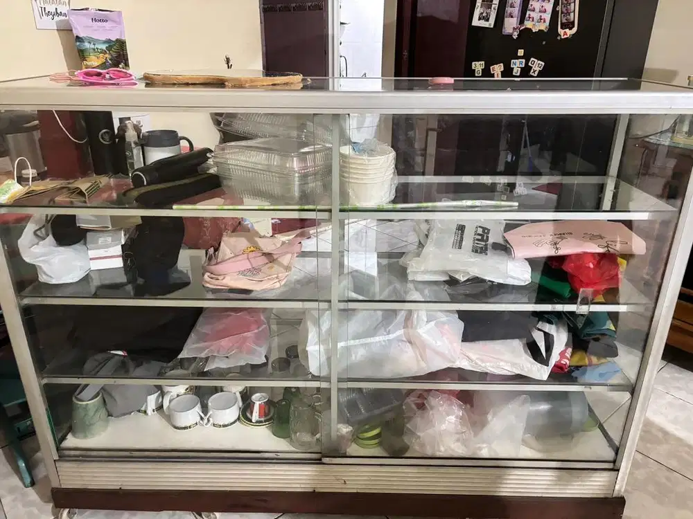 ETALASE SEMBAKO PINTU GESER