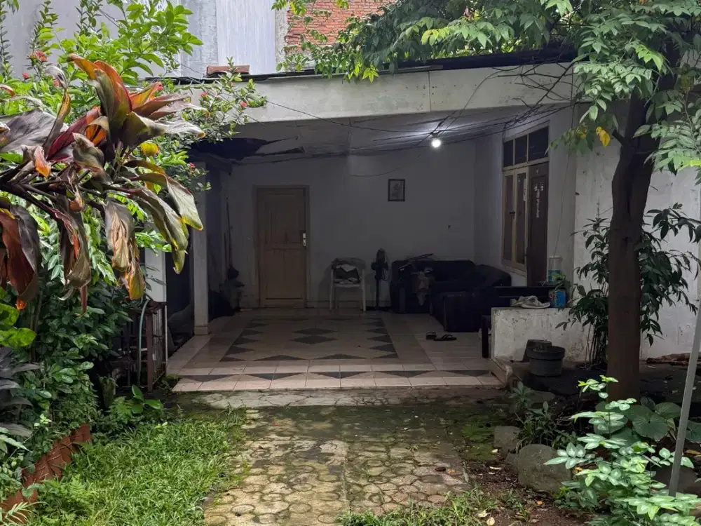 Dijual Cepat Rumah dengan Halaman Luas di Kompleks Pertanian, Pasar Minggu – Jakarta Selatan