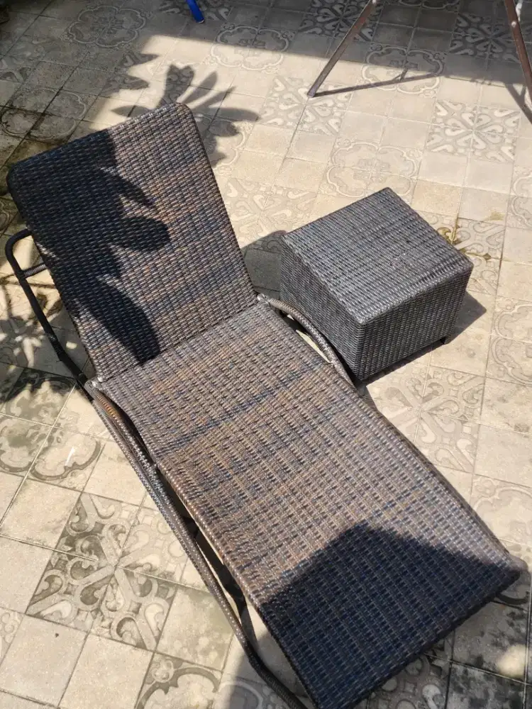 “Sun Lounger / Kursi Berjemur Rotan – Cocok Villa & Kolam Renang”