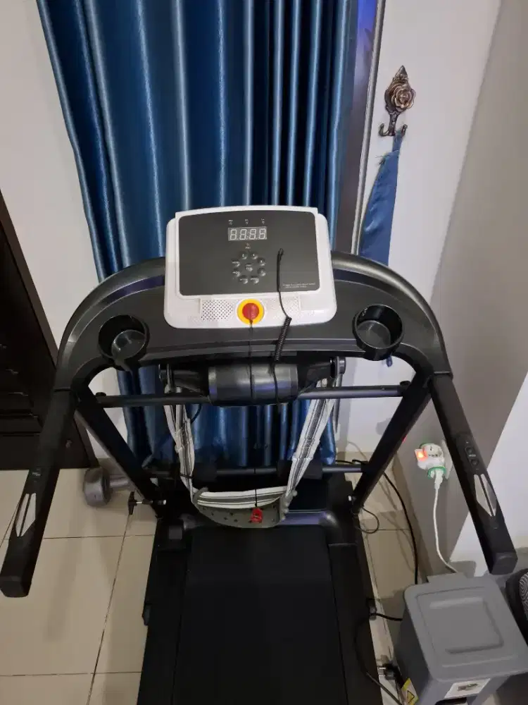 Alat fitnes trademil