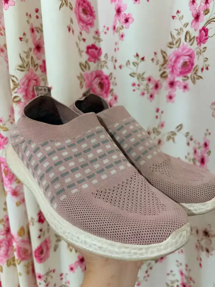 Sepatu wedges olahraga perempuan