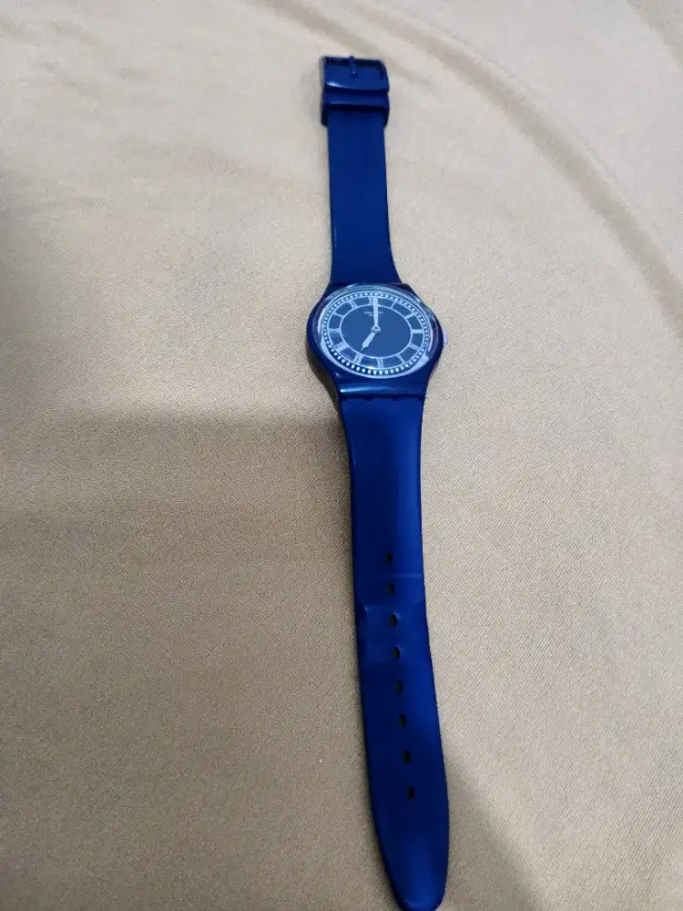 Dijual jam tangan Swatch water resistant warna navy kondisi mulus