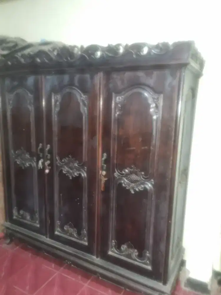 Dipan Lemari dan meja rias jati ukir antik