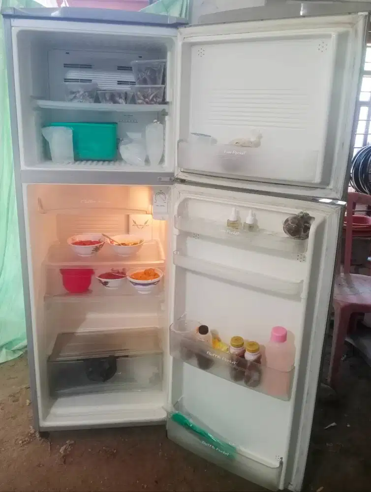 Kulkas 2 pintu  SANYO ukuran JUMBO. Mesin original pabrik belum rusak