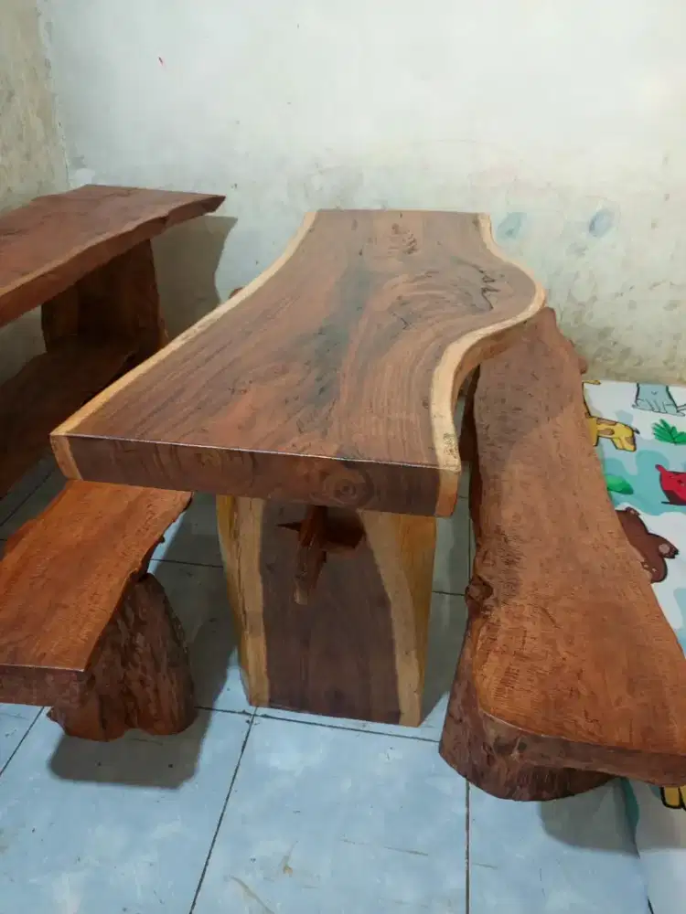 MEJA KAYU TREMBESI MINIMALIS