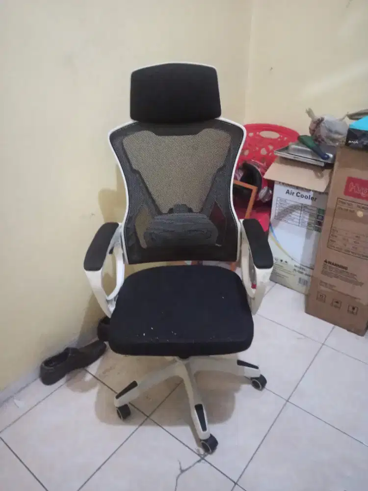 Kursi Kerja dengan bagian punggung Jaring