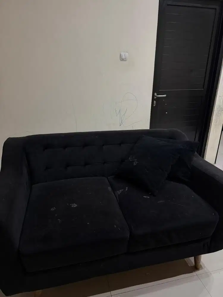 Sofa hitam bekas