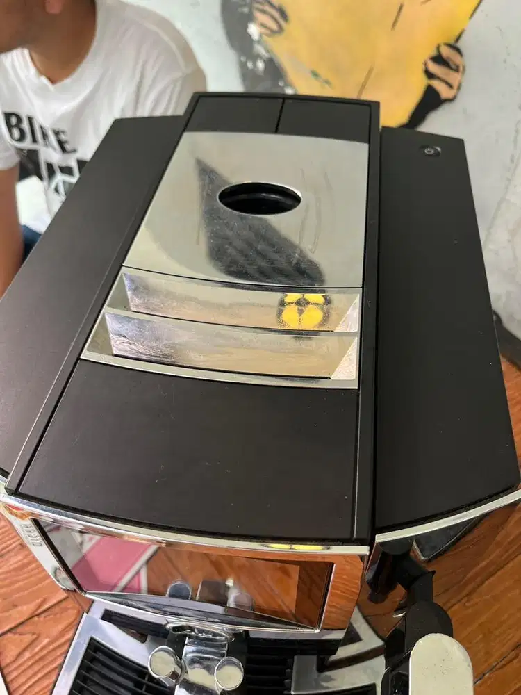 Mesin kopi otomatis merk Jura S8