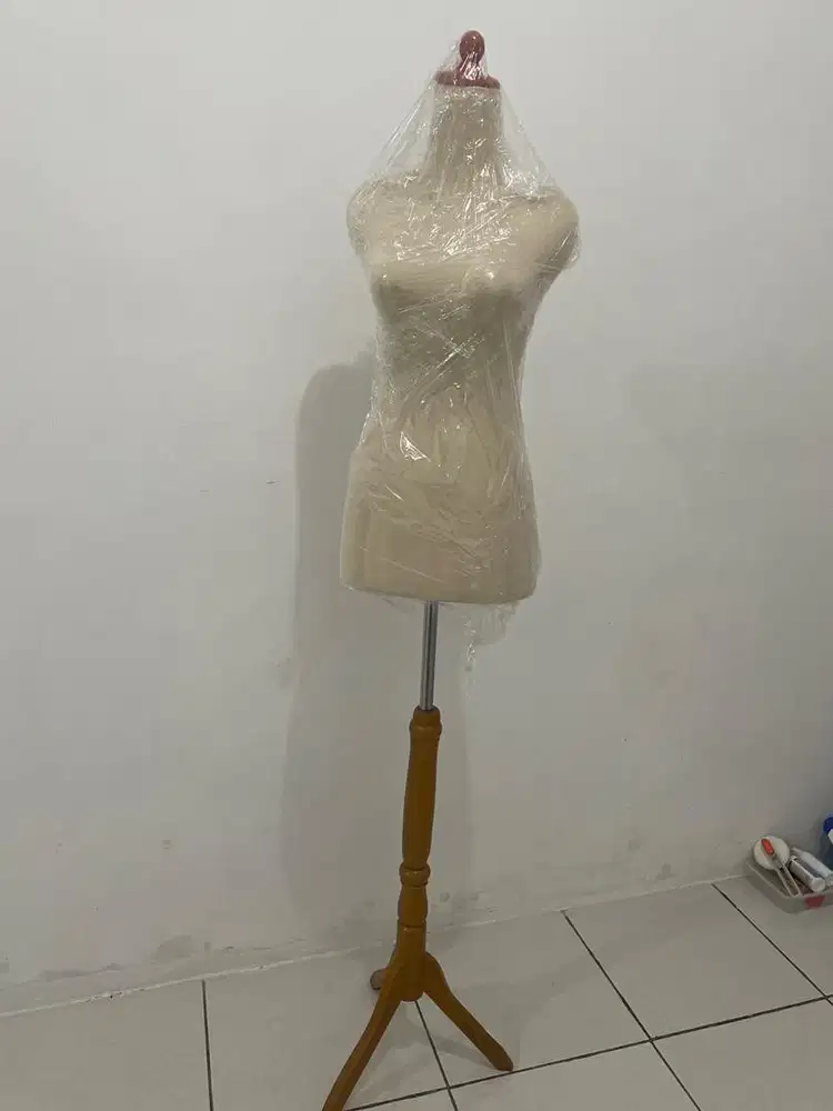 Manekin kain wanita standing kayu
