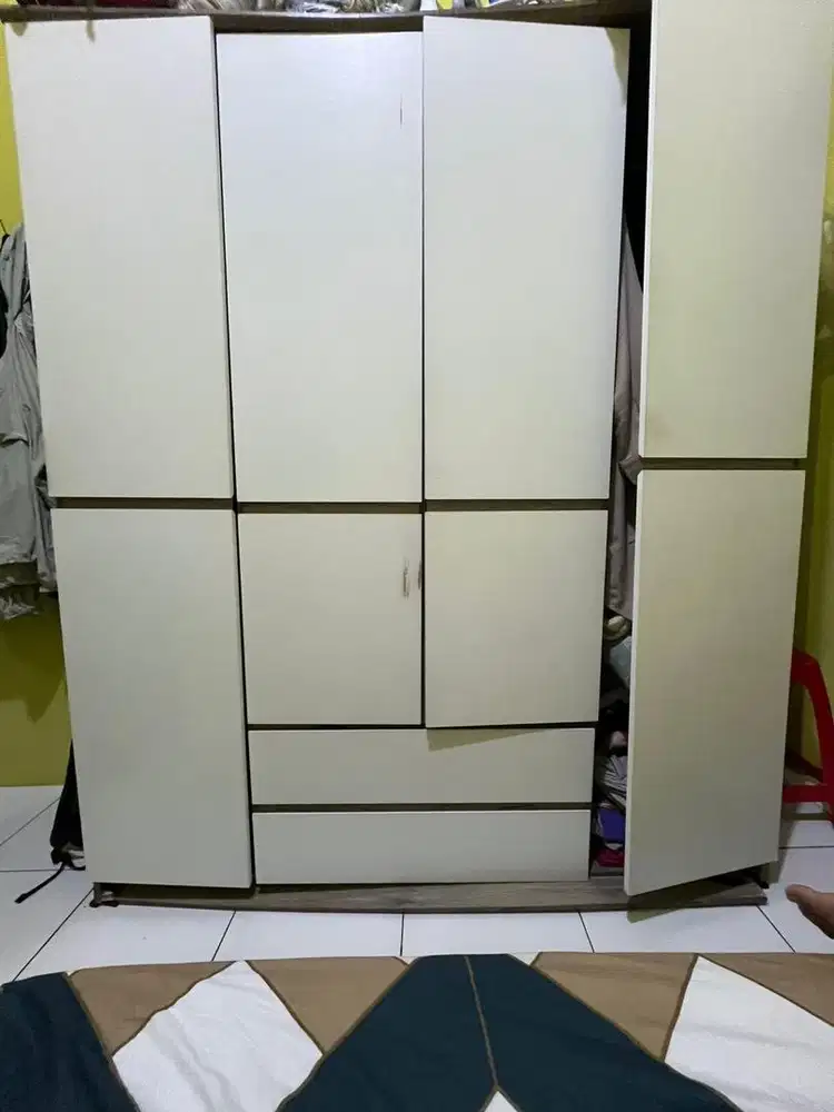 Lemari Pakaian Bekas