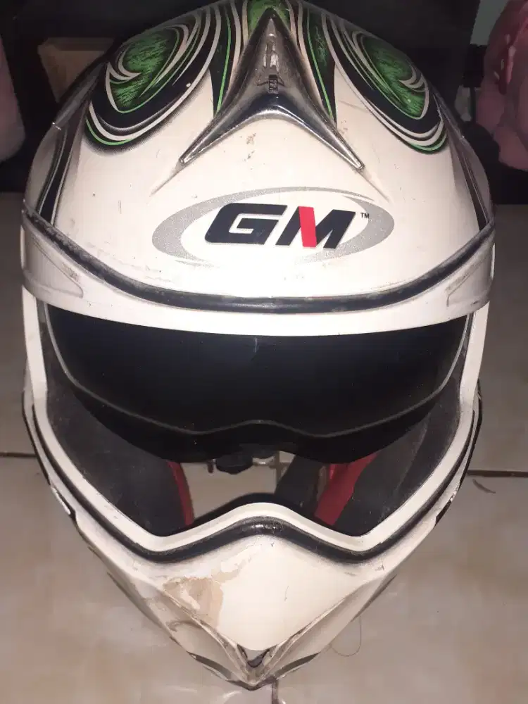 Helm merk GM, kondisi sesuai di foto gambar aja