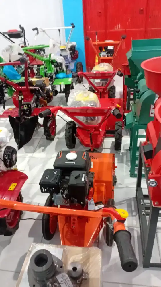 Pegawai Toko Sparepart Mesin Diesel