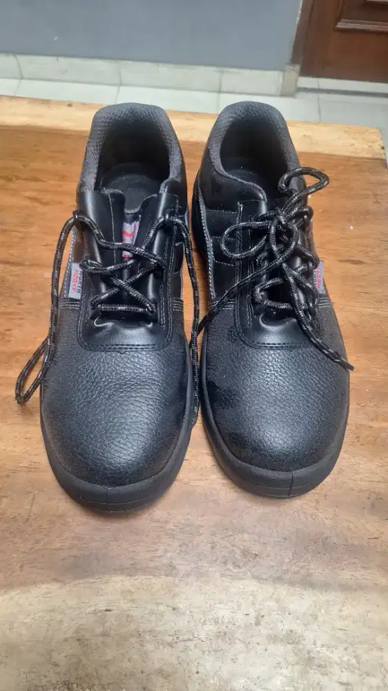 sepatu safety lapis besi