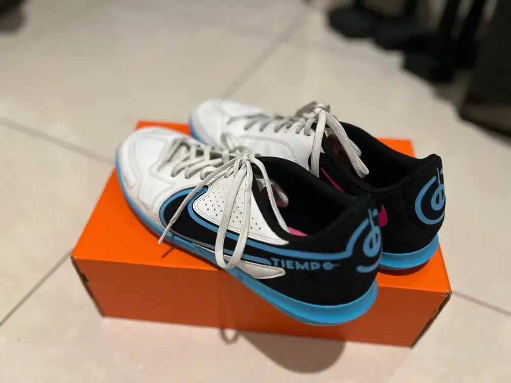 Sepatu Futsal Nike Legend 9 Club IC