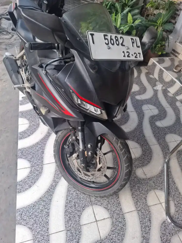 Yamaha R 15 V3 hitam