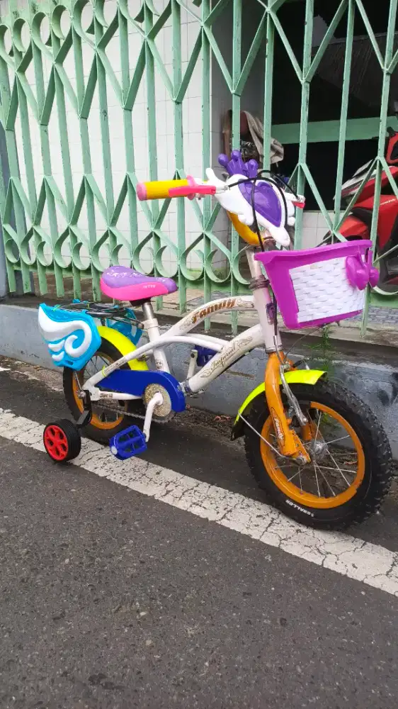 sepeda anak merk Family ukuran 12