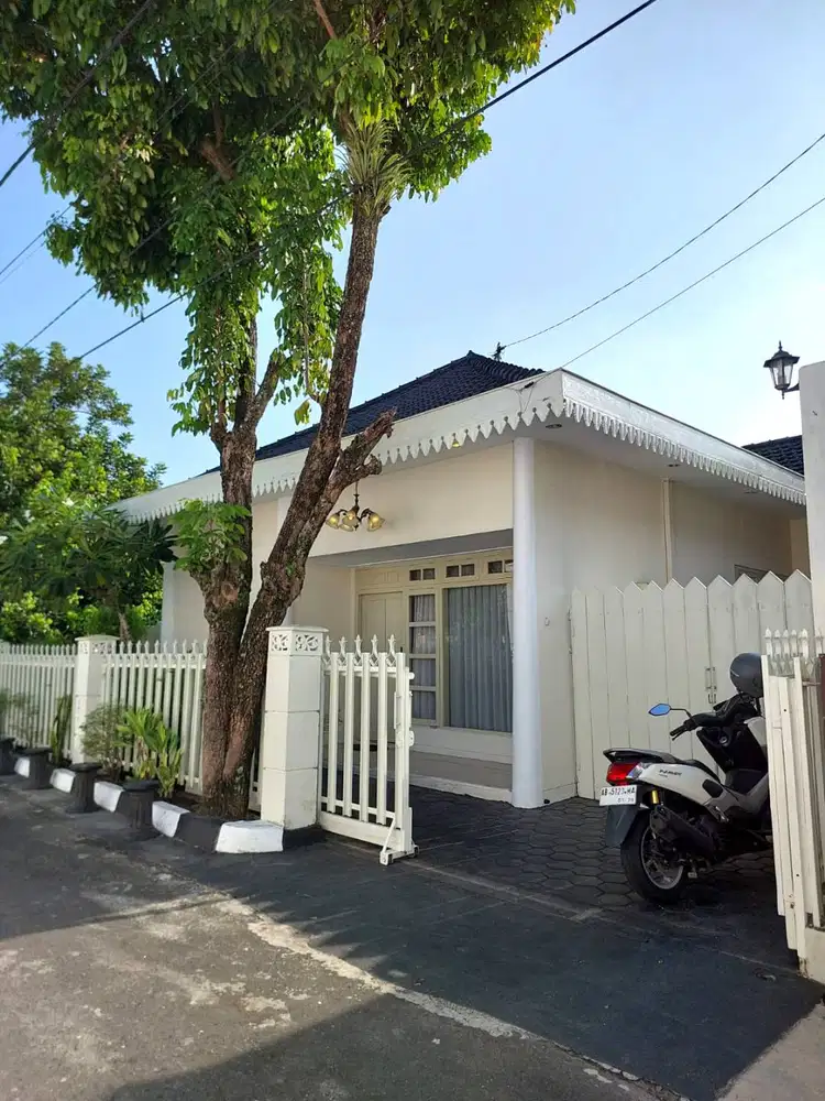 Rumah Klasik Homey di Lingkungan Kraton