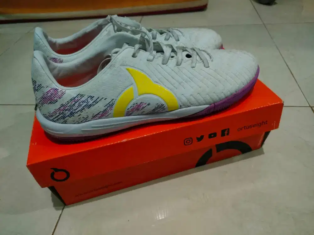 Sepatu futsal size 42