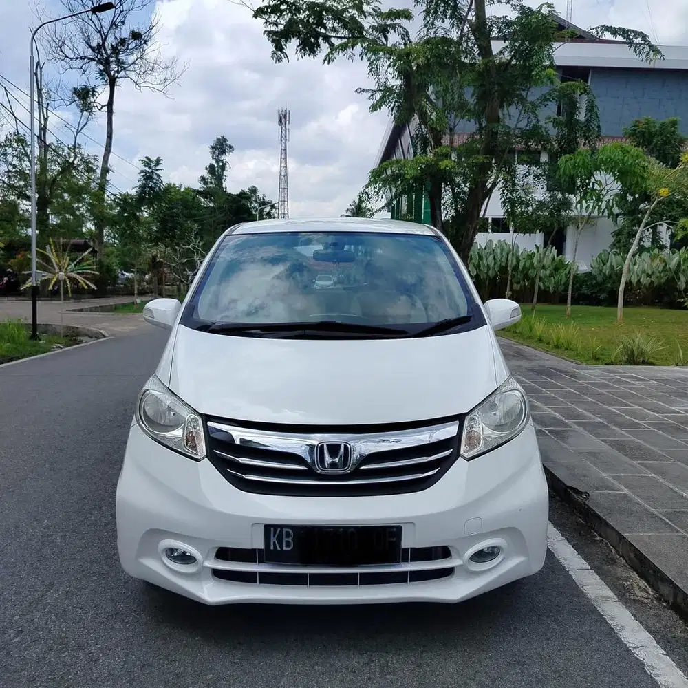 HONDA FREED tipe psd(tertinggi)