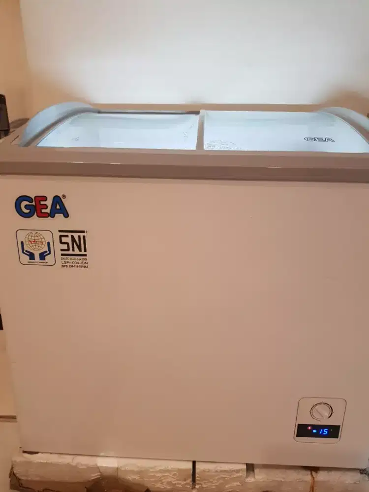 Di jual kulkas freezer gea pintu atas. Kondisi bersih terawat.