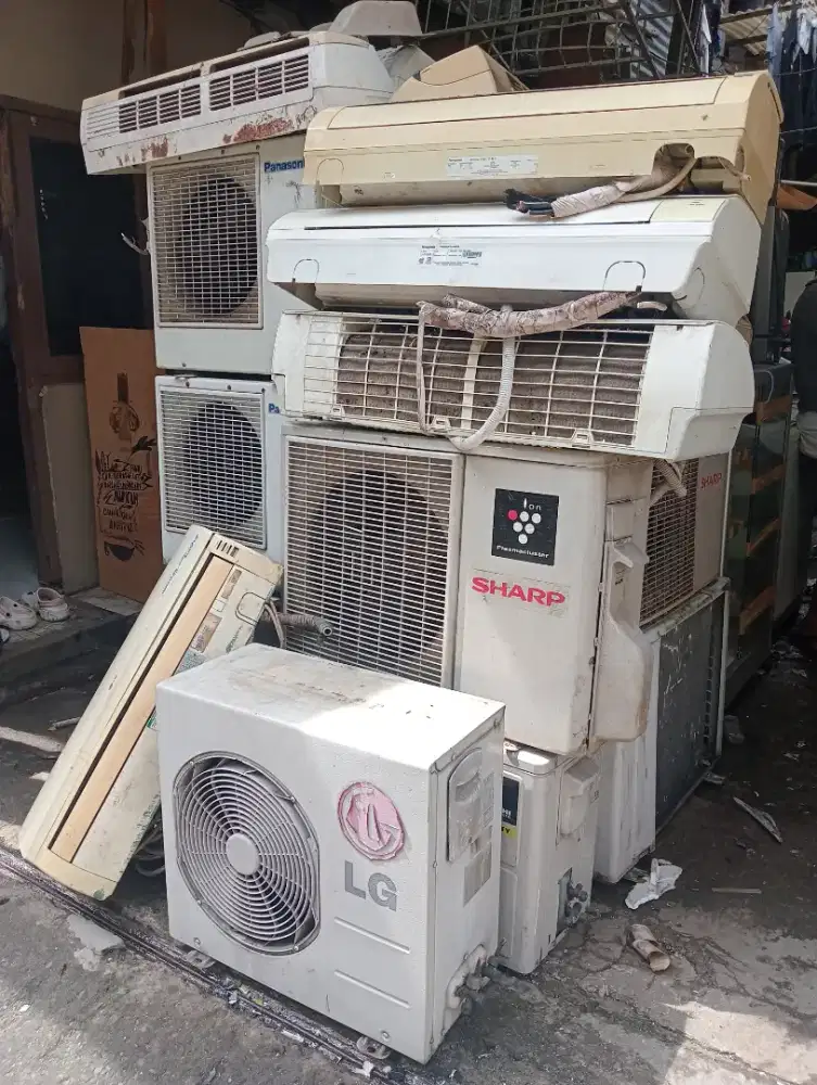 Dibeli AC bekas dan komputer rusak