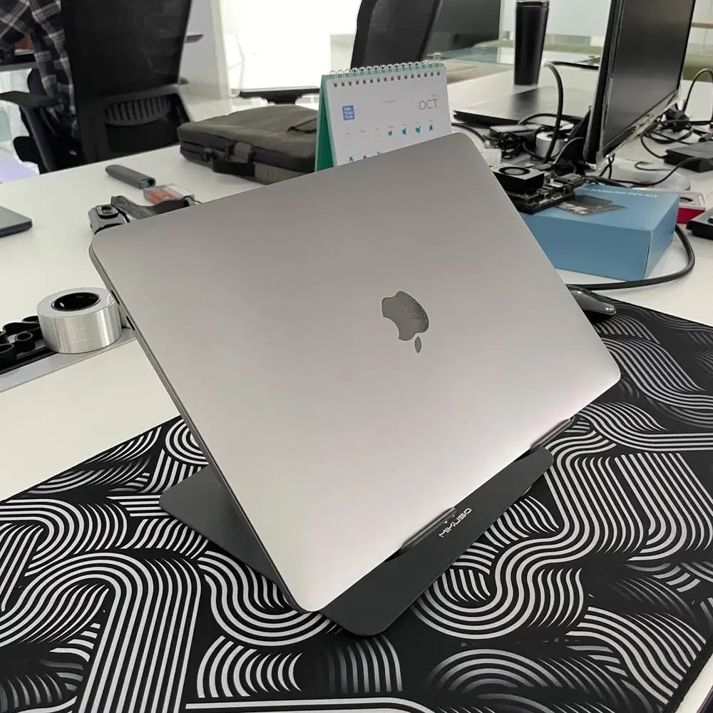 Macbook Pro M2 - 8 /256 GB