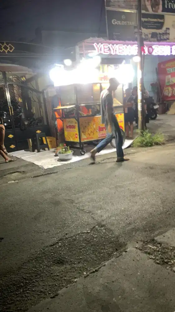 Lowongan loker jaga stand tahu crispy