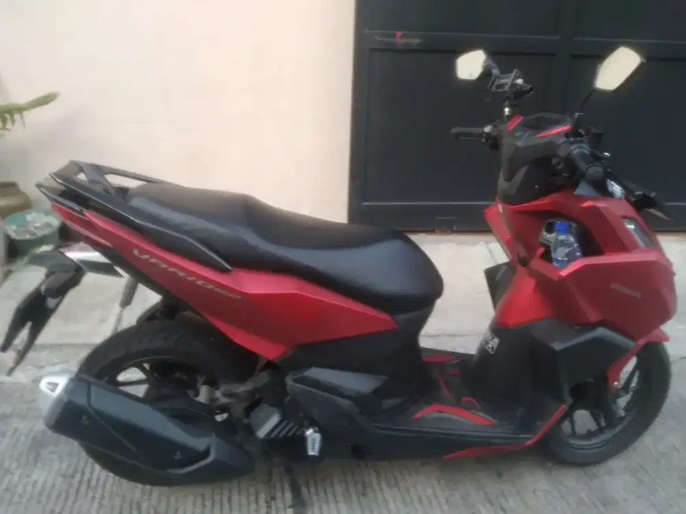 Jual cepat motor honda vario 160 cbs warna merah doff,