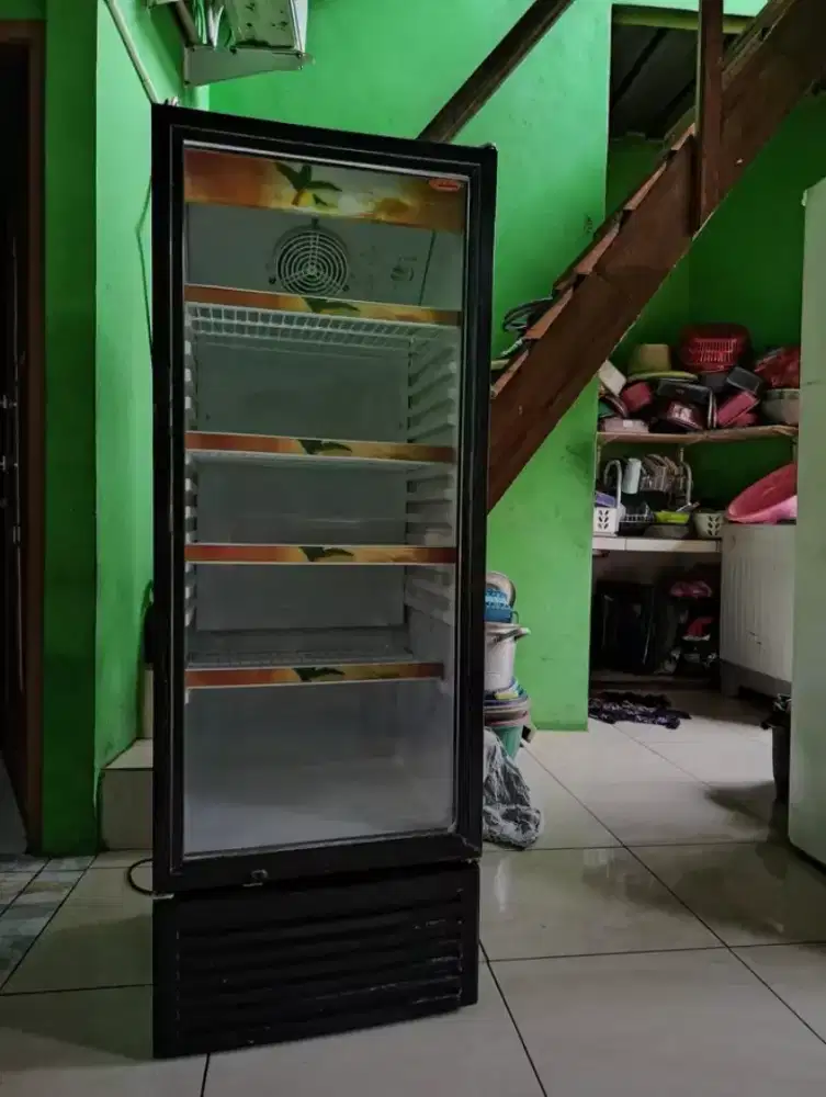 Showcase pendingin MERK Daimitsu