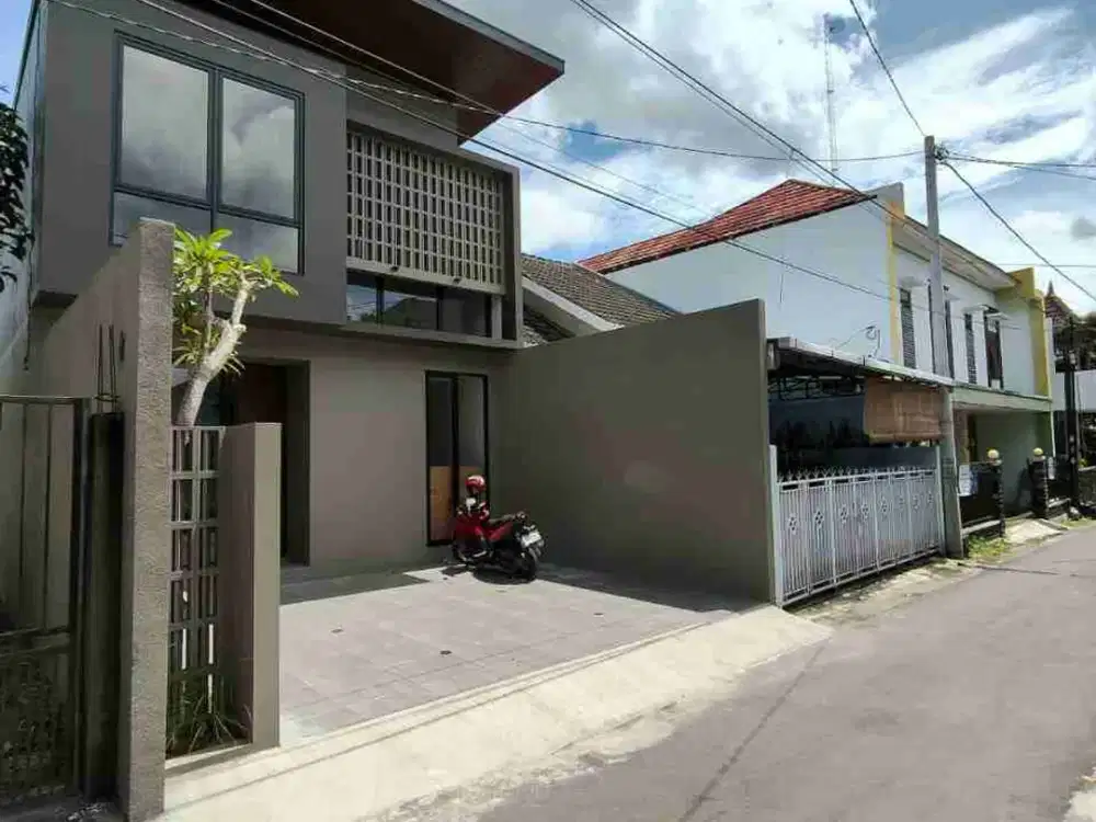 DIJUAL RUMAH MEWAH KONTEMPORER MODERN DEKAT KAMPUS UGM JOGJA