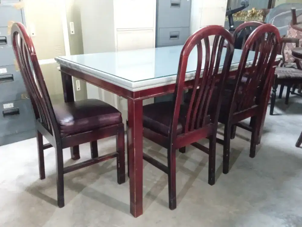 DIJUAL SET MEJA MAKAN 4 KURSI KAYU MERANTI, BERAT KOKOH, BEKAS 80%