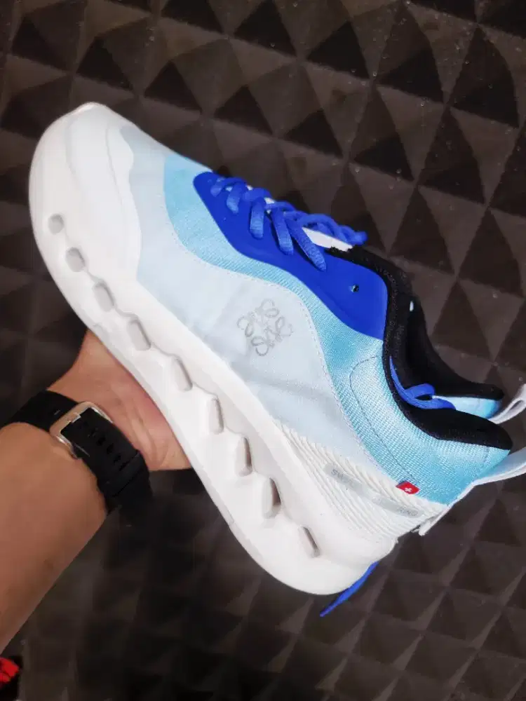 On cloud sepatu running