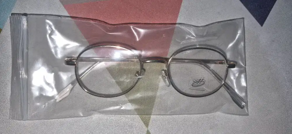 Kacamata elegan kondisi BARU