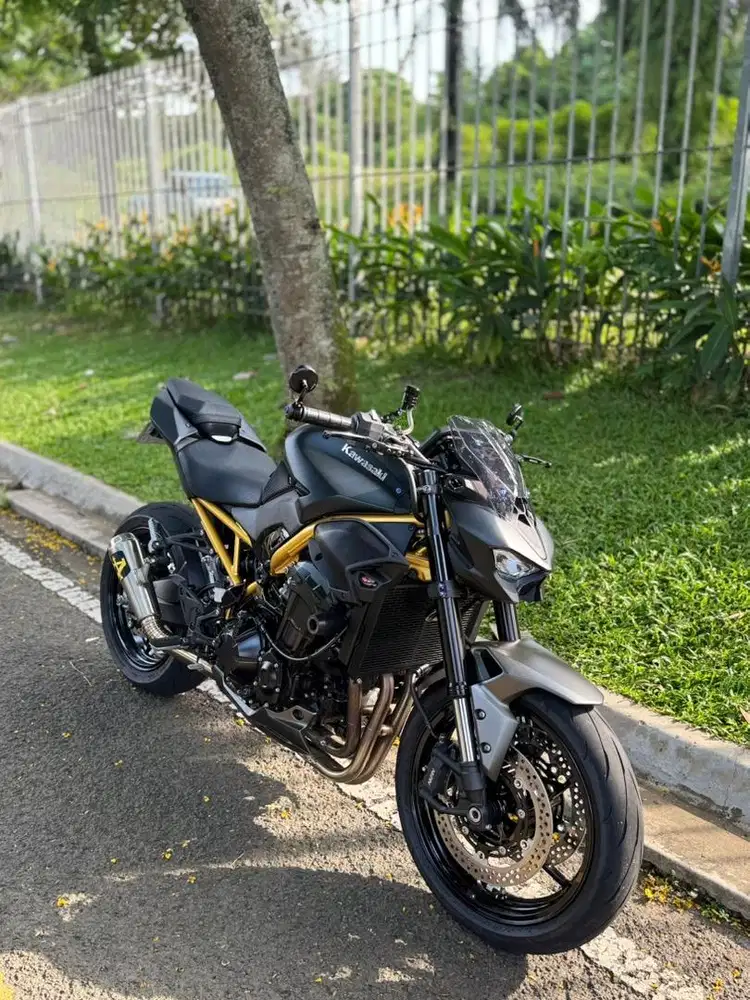 Kawasaki Z900 / Z 900 2025 tipe standard / standart not SE Hitam Gold