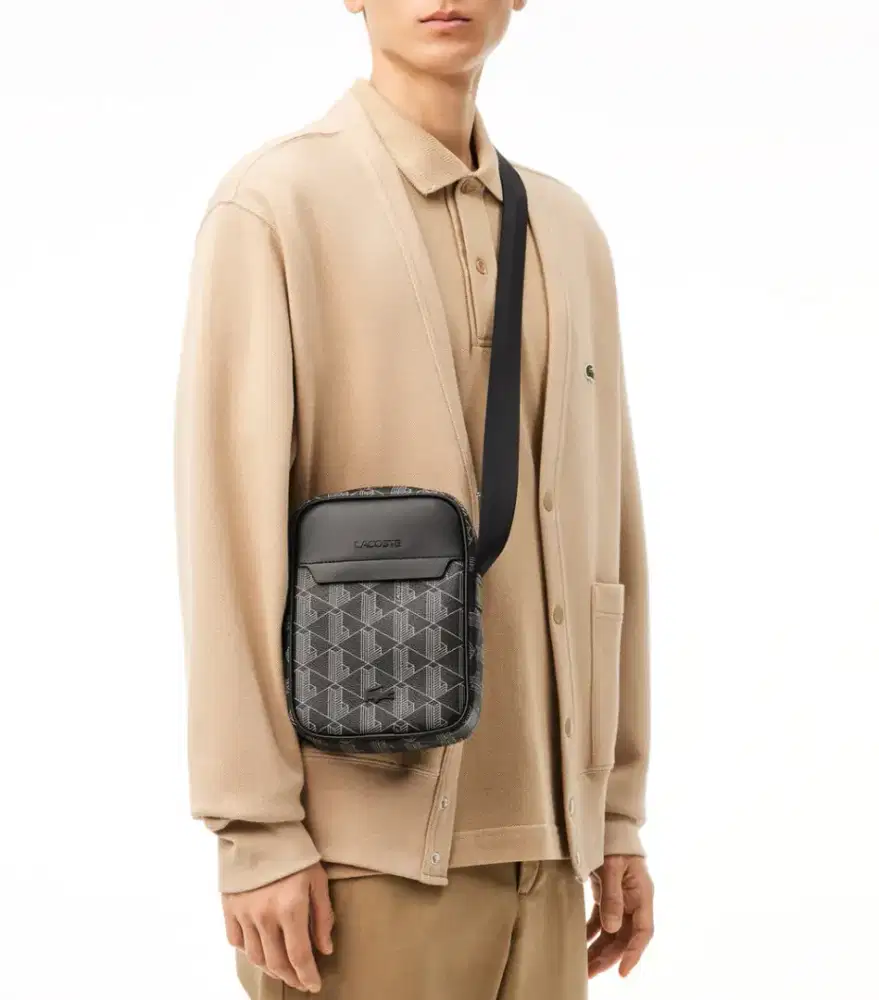 Tas Sling bag LACOSTE  The Blend monogram print